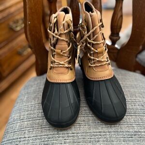 New with tags Universal Thread Men size 11  Waterproof Boots